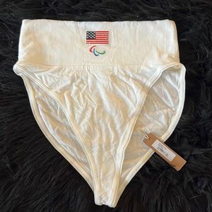 SKIMS 〰 NWT〰 panties 〰 Sz Small 〰USA 〰high waist 〰 high cut leg 〰 white